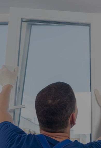 Technicien qui installe une fenêtre